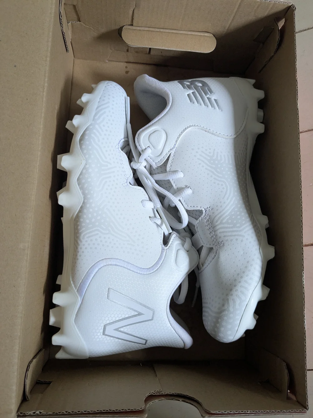 BRAND NEW: YOUTH: New Balance Freeze V3 Jr White Lacrosse Cleat - Size 5.5